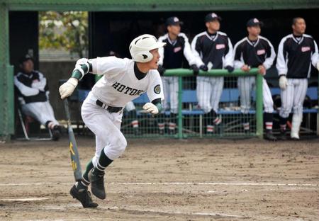 　浦和学院との練習試合で先頭打者本塁打を含む３安打２打点の活躍を見せた報徳学園・小園