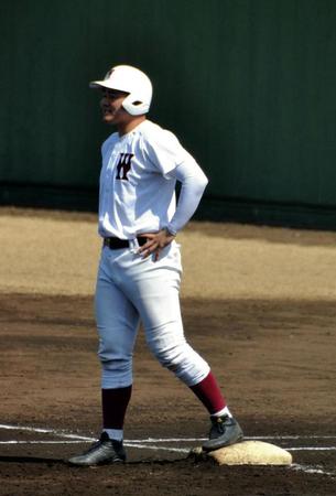 中大との練習試合に出場し、塁上からチームメートに声をかける早実・清宮