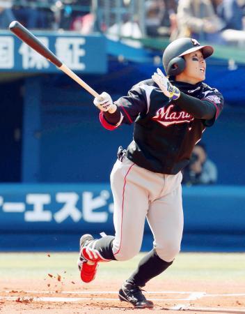 　１回、ロッテ・鈴木が右越えに本塁打を放つ＝横浜