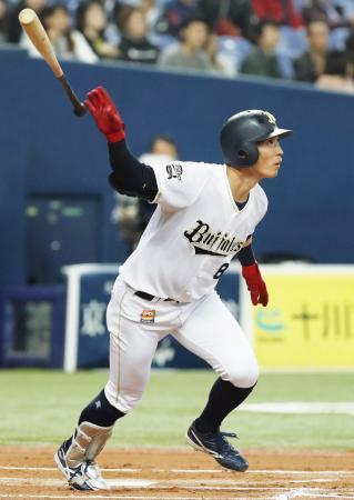 　６回、右越えに２ランを放つオリックス・駿太＝京セラドーム