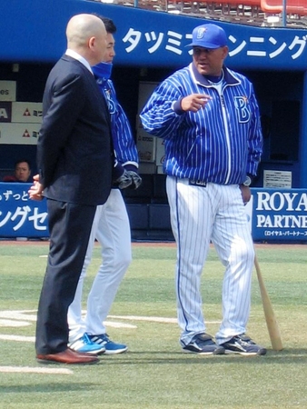 巨人、中日で活躍した小田幸平氏（左）と談笑するラミレス監督