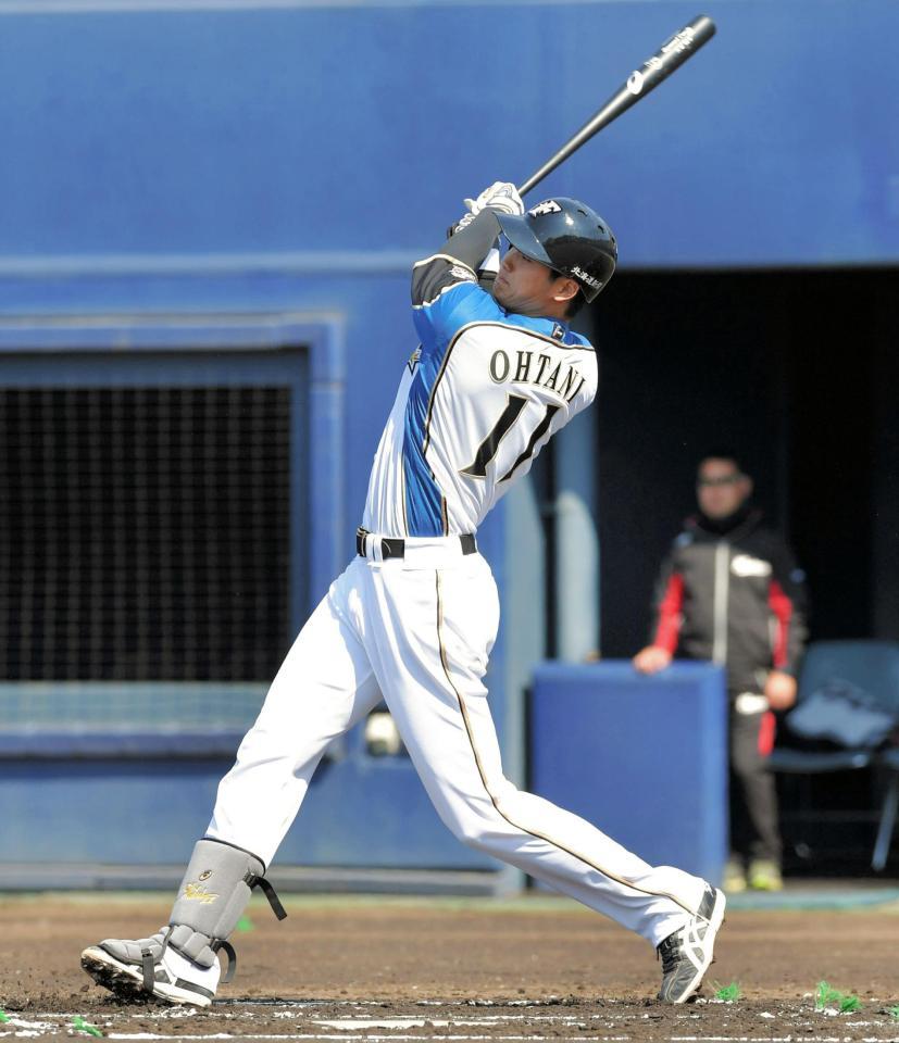 １回日本ハム２死、中前打を放つ日本ハム・大谷翔平＝鎌ケ谷（撮影・出月俊成）