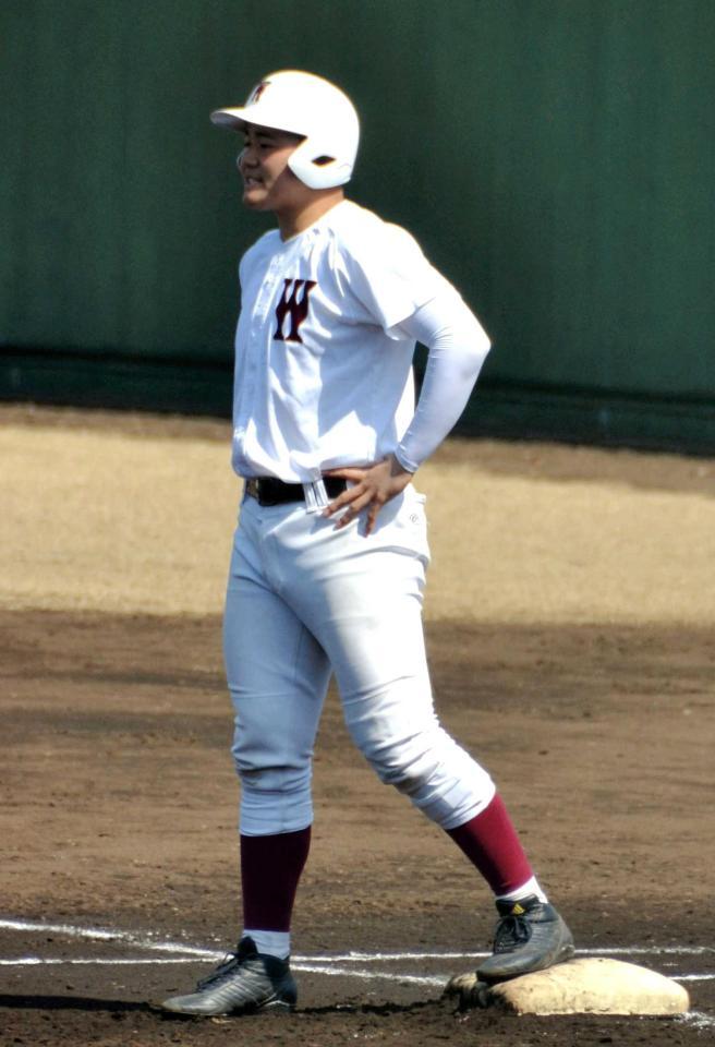 　中大との練習試合に出場し、塁上からチームメートに声をかける早実・清宮