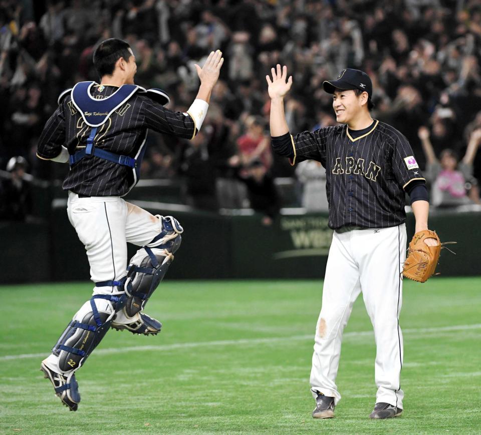 　オランダに勝利し小林（左）とハイタッチする牧田（撮影・棚橋慶太）