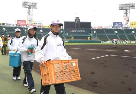 甲子園練習に参加した不来方の女子マネジャーの３人（右から越戸あかり、川崎日菜、斉藤有香）＝甲子園（撮影・飯室逸平）