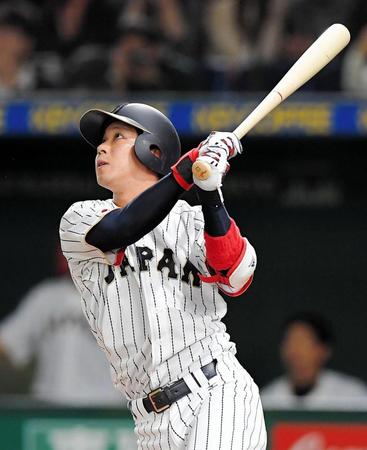 １回、山田が先頭打者本塁打をを放つ＝東京ドーム（撮影・堀内翔）