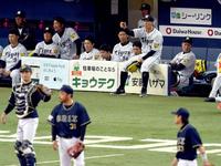 ベンチスタートの阪神・糸井嘉男は、古巣・オリックスのシートノックを見つめる＝京セラドーム大阪（撮影・田中太一）