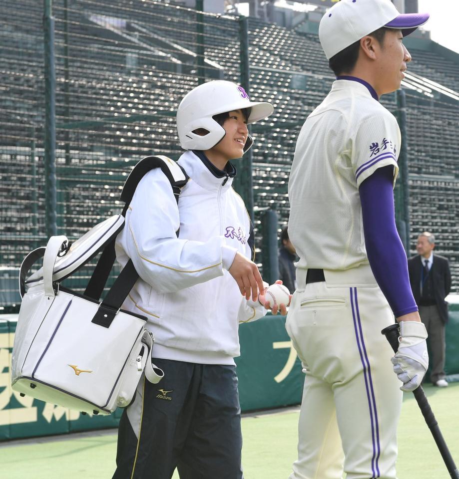 ノッカーにボールを渡す不来方・越戸あかり女子マネージャー＝甲子園（撮影・飯室逸平）