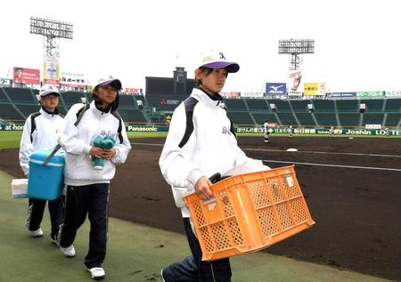 　甲子園練習に参加した不来方のマネジャー（右から）越戸あかりさん、川崎日菜さん、斉藤有香さん（撮影・飯室逸平）