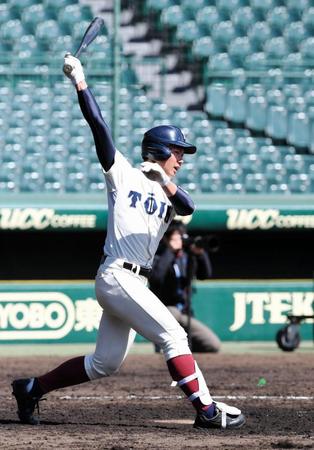 豪快な打撃を見せる大阪桐蔭・藤原恭大＝甲子園（撮影・佐藤厚）