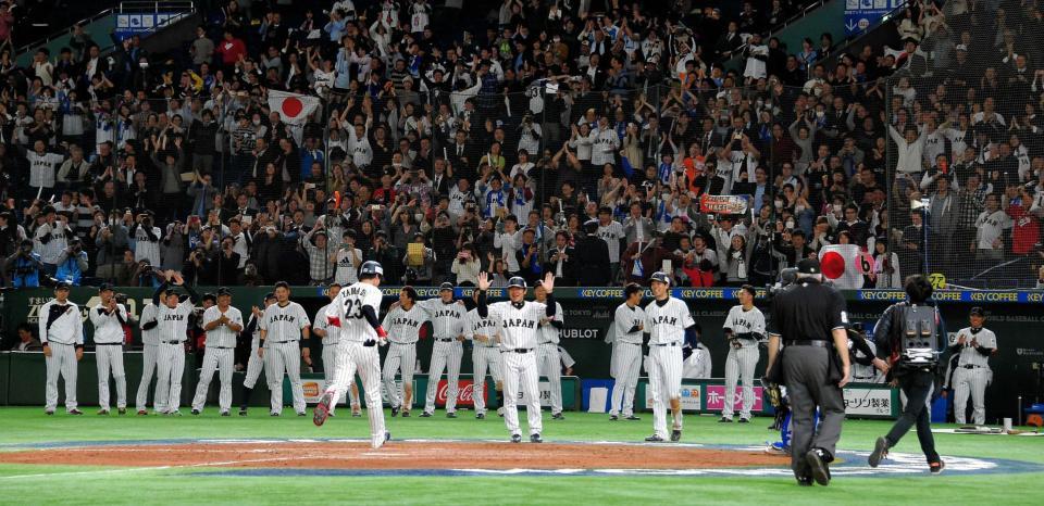 　８回、山田が２ランを放ち盛りあがる日本ベンチとスタンド（撮影・堀内翔）