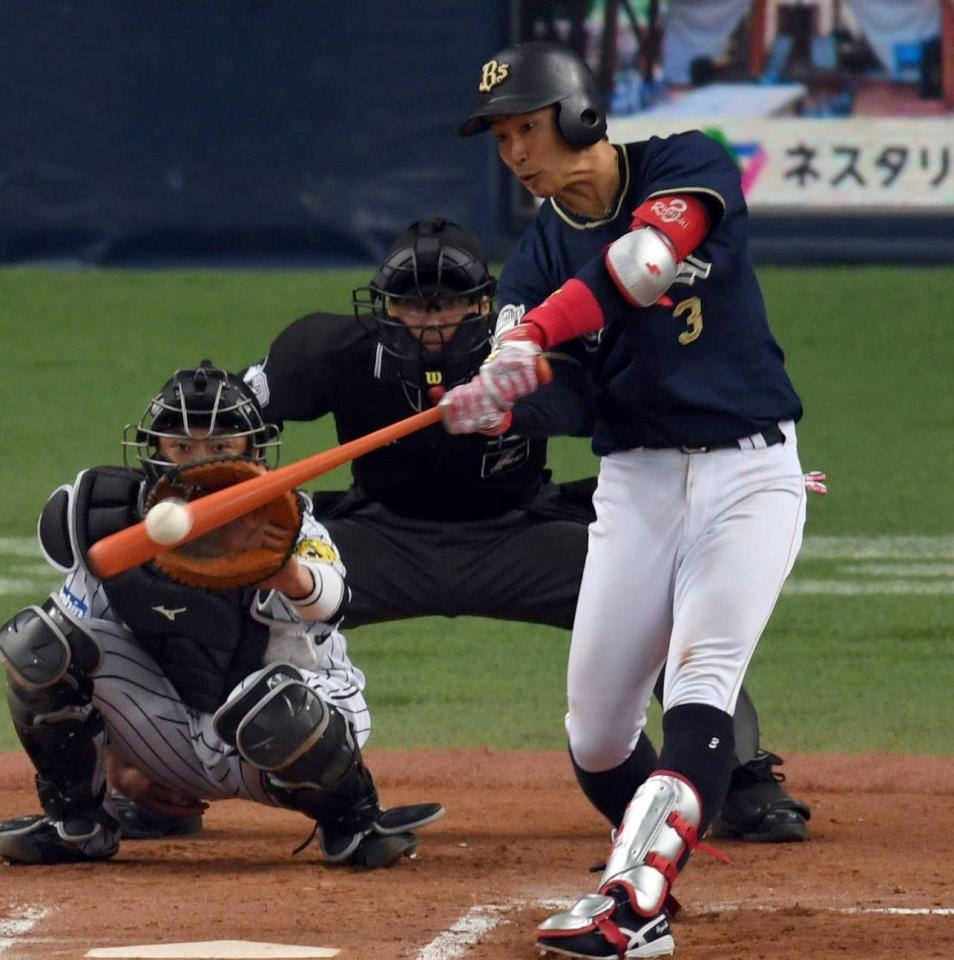 ７回オリックス無死、左越えへソロを放つオリックス・安達了一＝京セラドーム大阪（撮影・田中太一）