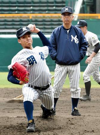 　北本（左）の投球を見つめる明徳・馬淵監督