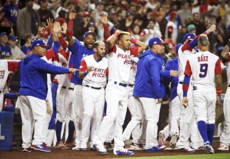 　米国戦の１回、得点を喜ぶプエルトリコの選手ら＝サンディエゴ（ゲッティ＝共同）