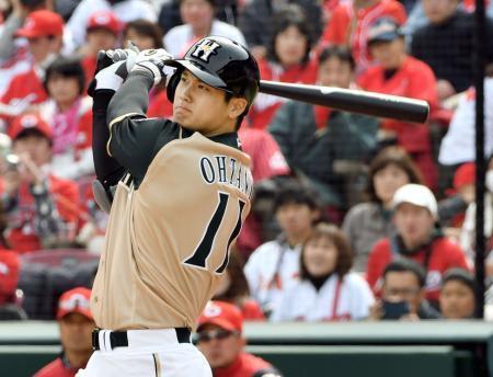 　３回、左越えに２ランを放つ日本ハム・大谷＝マツダ