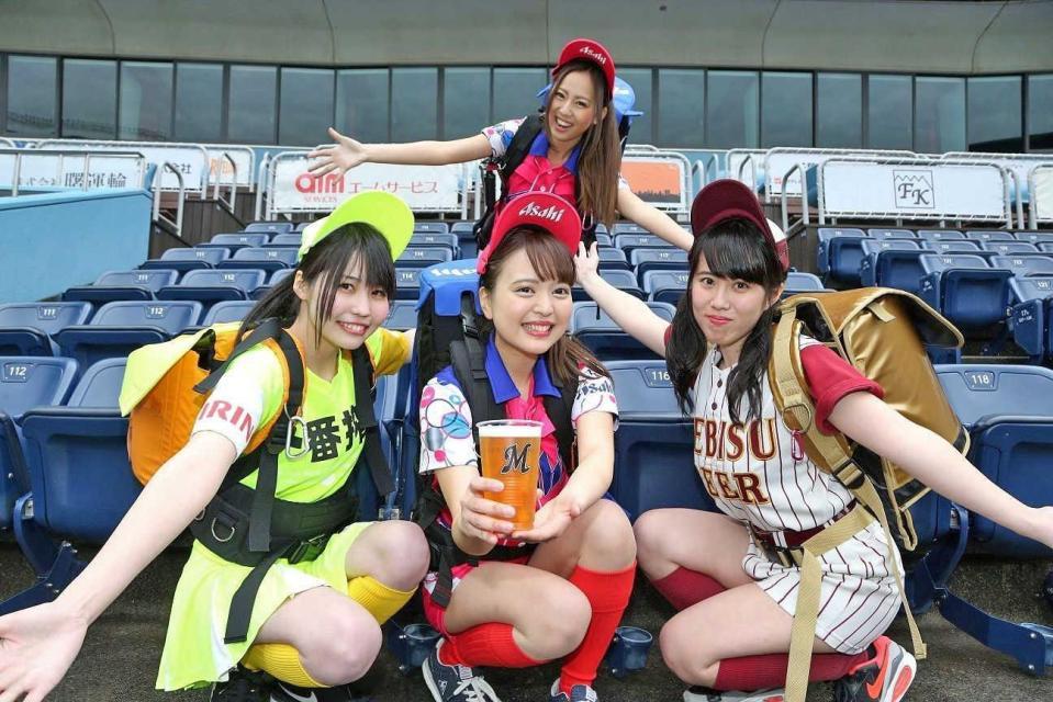 　カンパイガールズの（前列左から）新加入の畑内、宮崎、中村とリーダーの今井