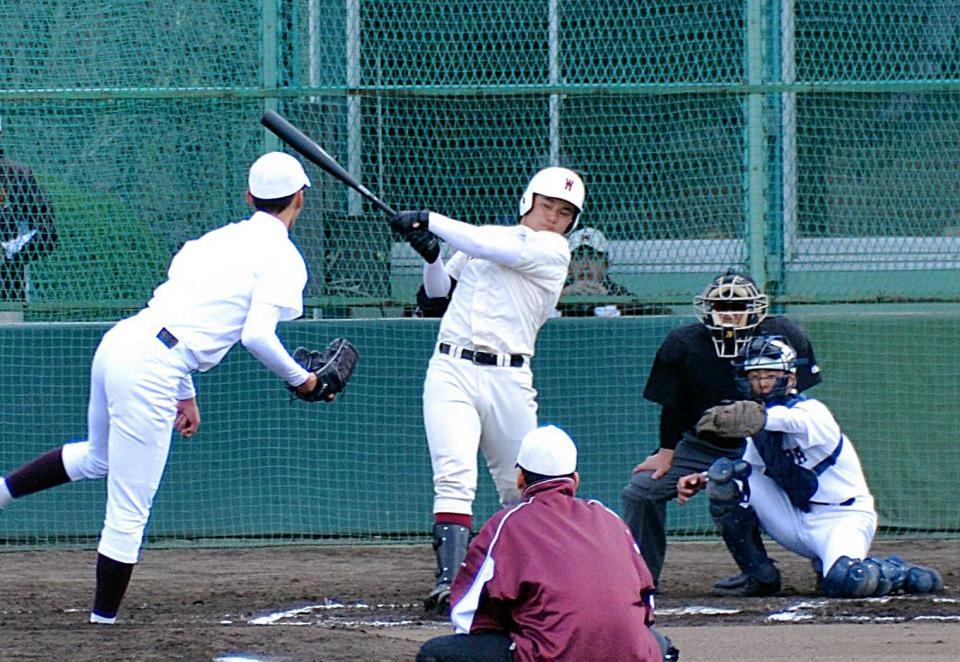 　１回、右前打を放つ早実・清宮