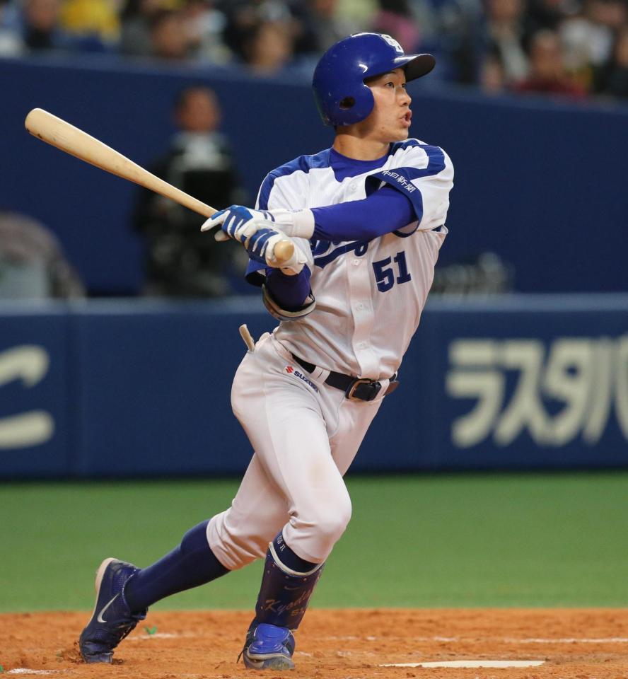 　５回、京田が右翼線に先制の適時二塁打を放つ