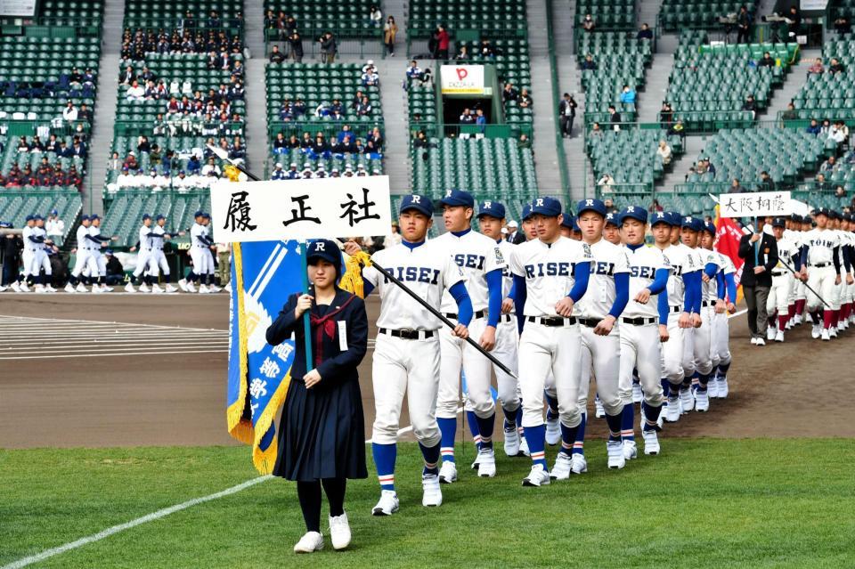 堂々と行進する履正社＝甲子園（撮影・持木克友）