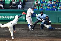 ９回履正社２死一塁、左越え適時二塁打を放つ安田尚憲＝甲子園（撮影・持木克友）