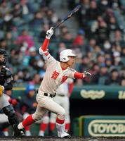 ３回、智弁学園・西岡寿透は適時二塁打を放つ＝甲子園（撮影・北村雅宏）