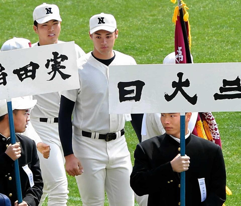 　開会式のリハーサルを終え、引き揚げる日大三・金成（中央）