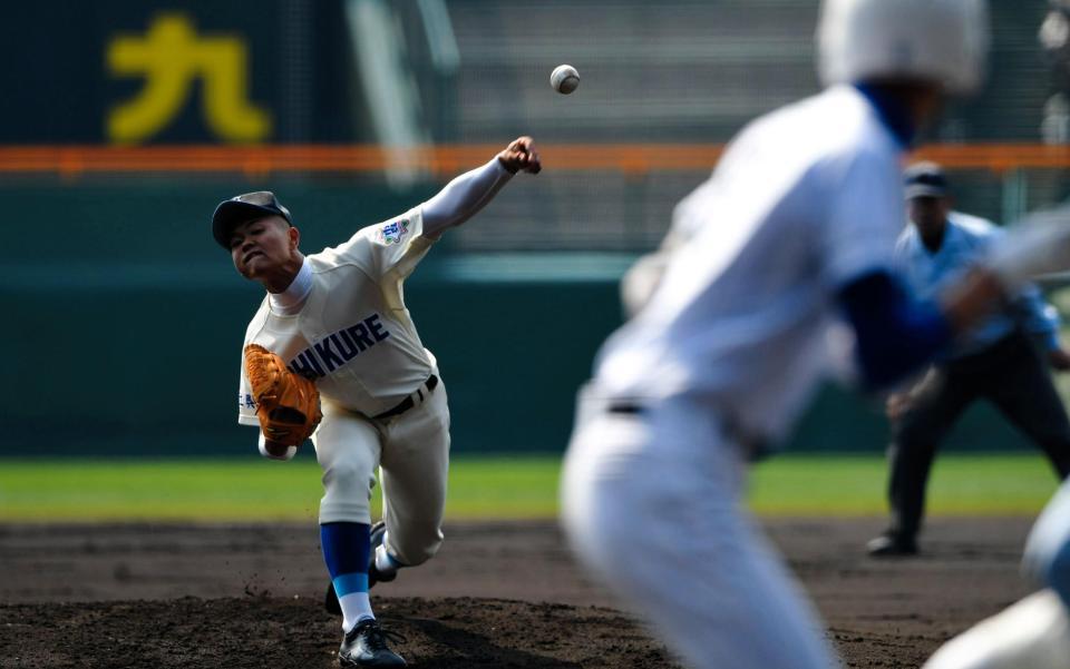 至学館打線相手に力投する呉・池田吏輝＝甲子園（撮影・北村雅宏）