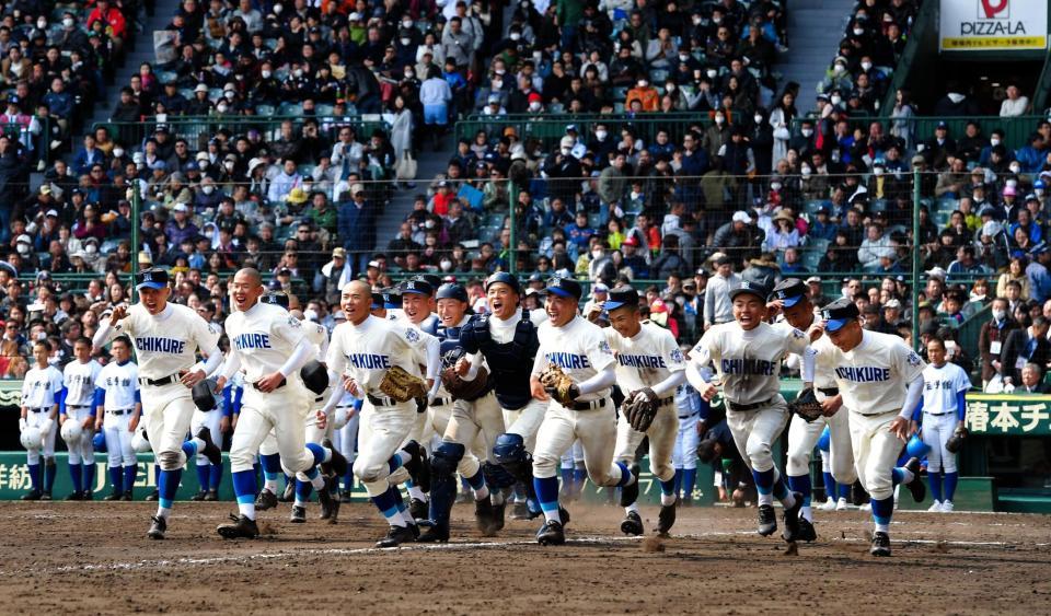 初戦を突破し、駆け出す呉ナイン＝甲子園（撮影・北村雅宏）