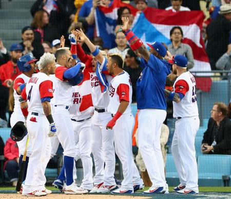 　１回、コレア（左から３人目）の同点２ランを喜ぶプエルトリコの選手たち＝ロサンゼルス（共同）