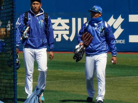 楽天戦先発前に調整を行った浜口（右）、左は進藤