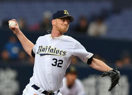 広島打線を相手に力投するディクソン