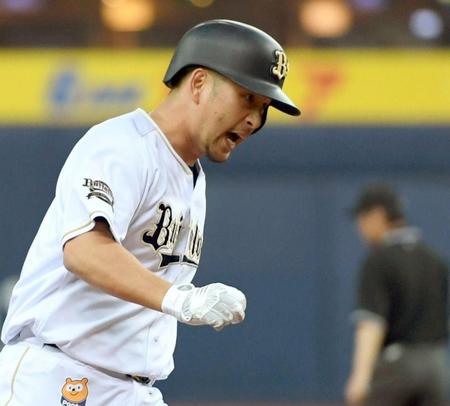 ５回、ソロを放った中島は声を出しながら本塁へ走る（撮影・田中太一）