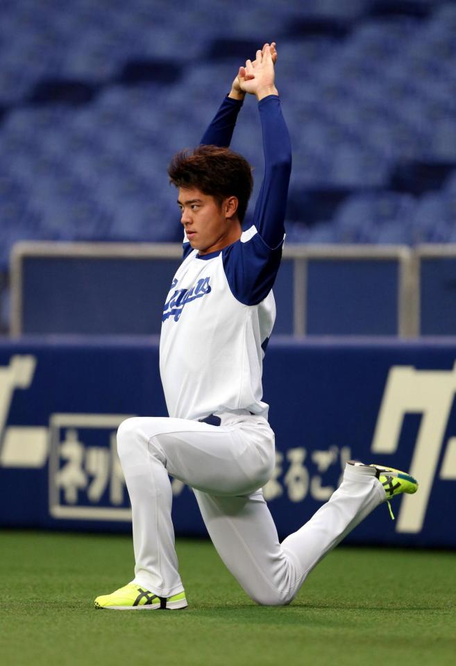 引き締まった表情でストレッチをする鈴木