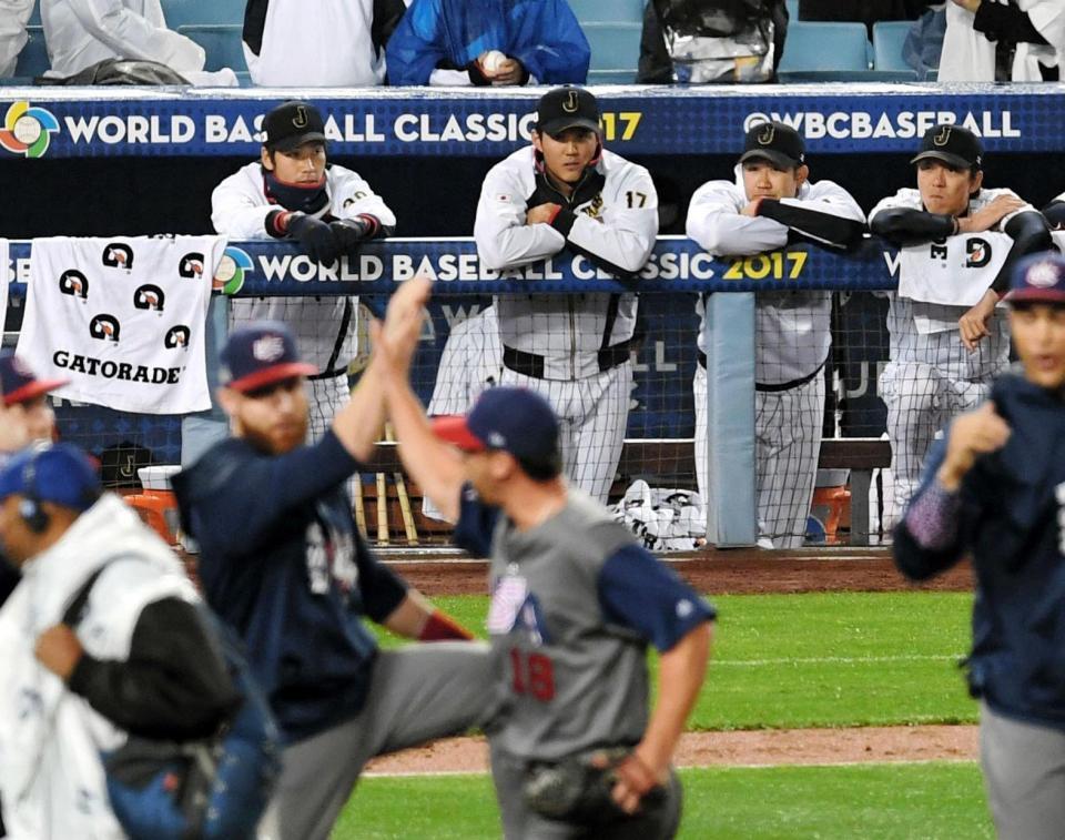 喜ぶアメリカナインを見つめる阪神・藤浪晋太郎（左から２人目）＝ドジャースタジアム（撮影・棚橋慶太）