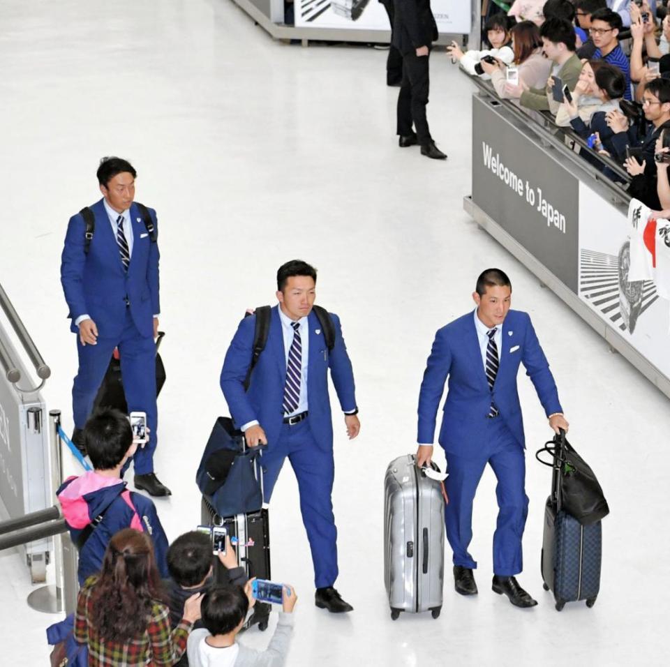 ＷＢＣから帰国し、ファンに迎えられる（左から）オリックス・平野、広島・鈴木、巨人・小林＝成田空港