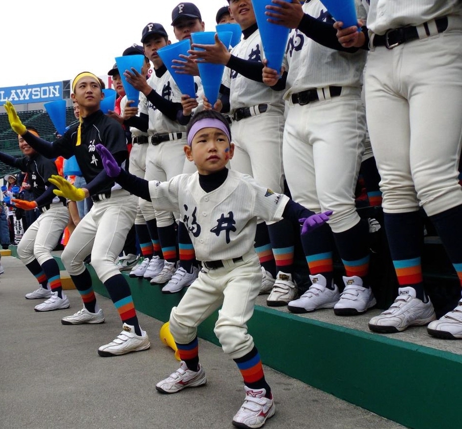 福井工大福井アルプスで部員とともに応援ダンスを踊る東島海人君＝甲子園