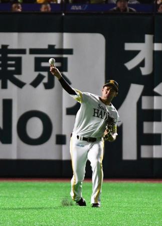 ４回１死二塁、阪神・高山の中飛を捕球し三塁に送球する柳田