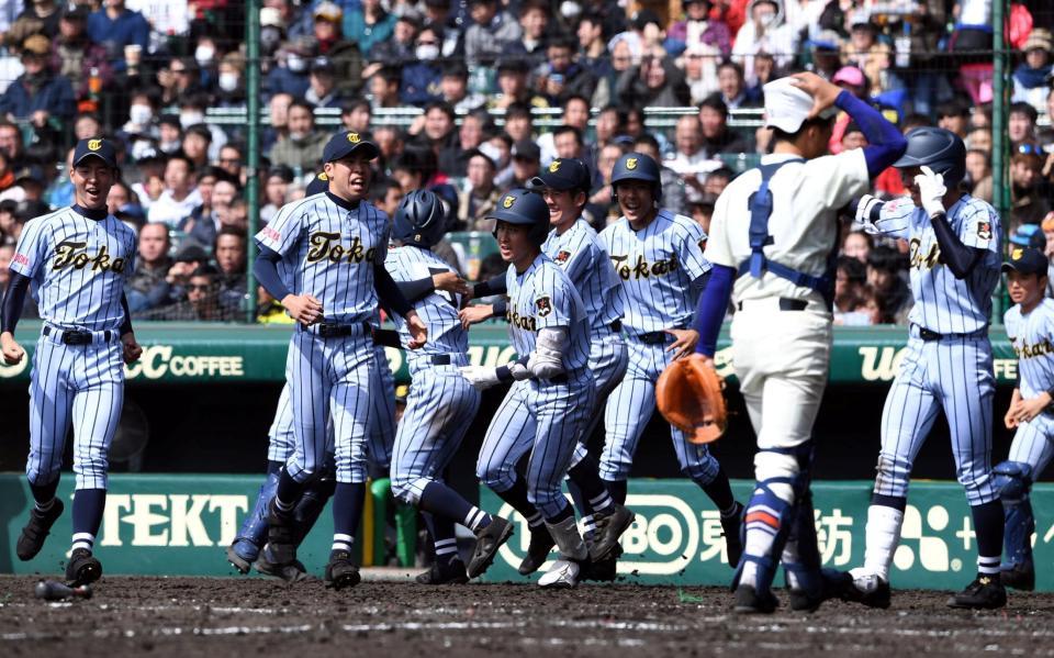 サヨナラ勝ちし歓喜の東海大福岡ナイン＝甲子園（撮影・山口登）