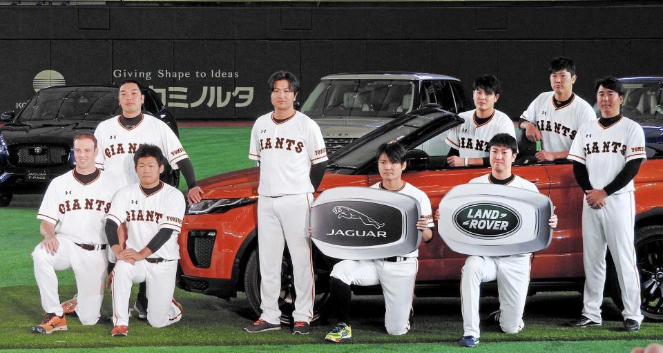 　車両を囲み撮影に応じる（前列左から）マシソン、田口、高橋監督、杉内、山口鉄、実松（後列左から）阿部、宮国、内海