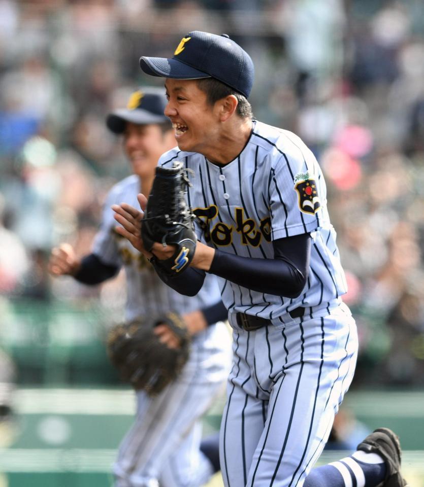 　６回２死満塁のピンチを切り抜け、グラブを叩き笑顔でベンチに戻る東海大福岡・安田