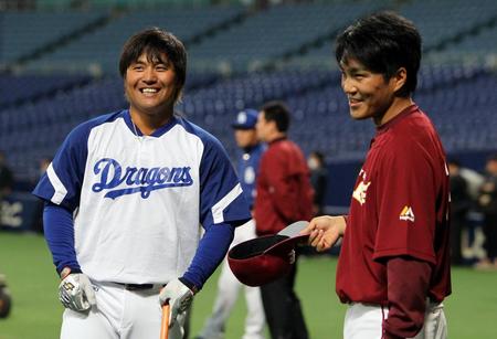 　試合前に笑顔で話すＷＢＣ帰りの中日・平田（左）と則本