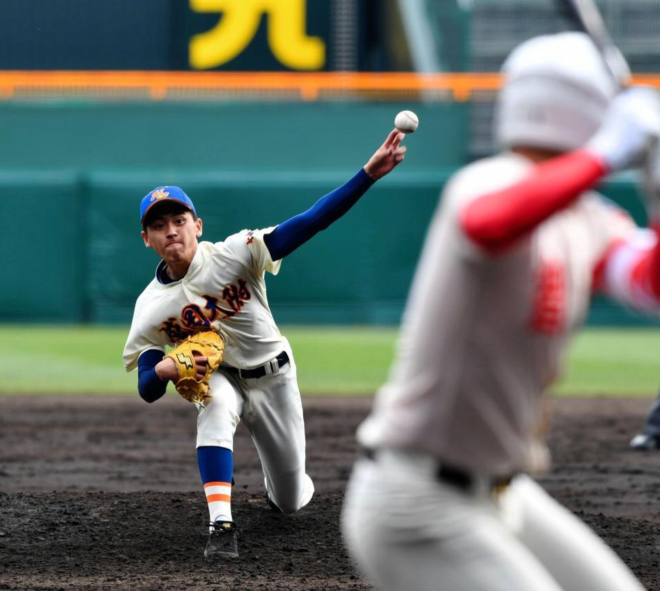 智弁打線を相手に好投する盛岡大付の三浦