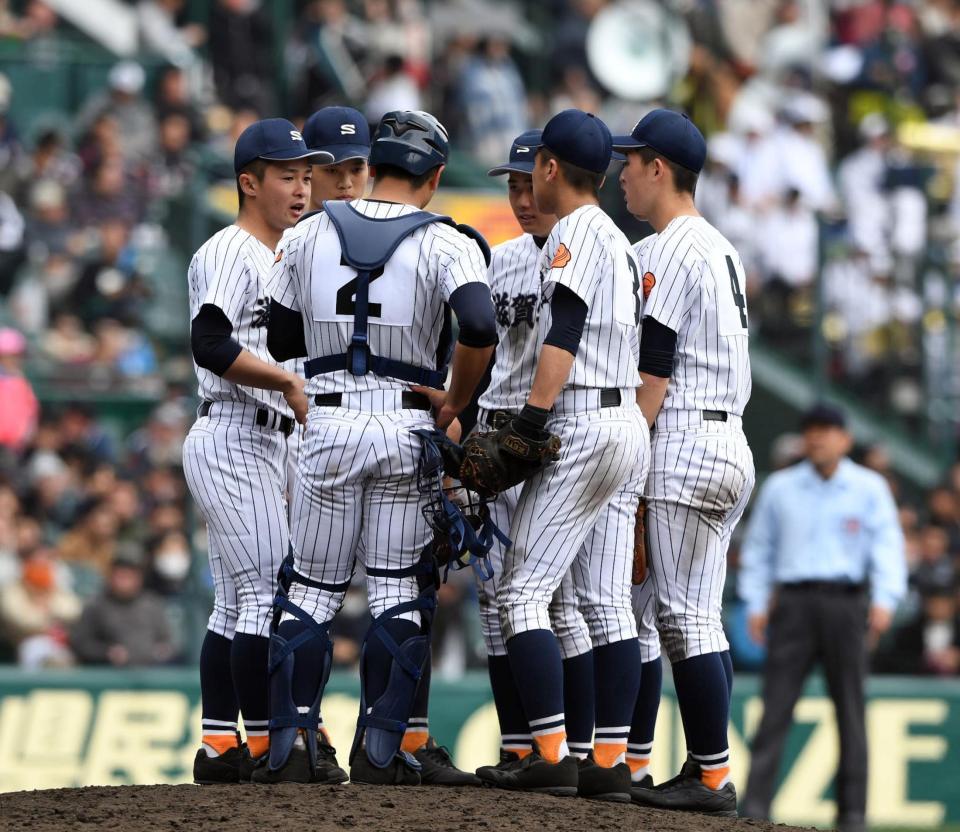 延長１２回、ピンチを迎えマウンドに集まる滋賀学園ナイン＝甲子園（撮影・山口登）