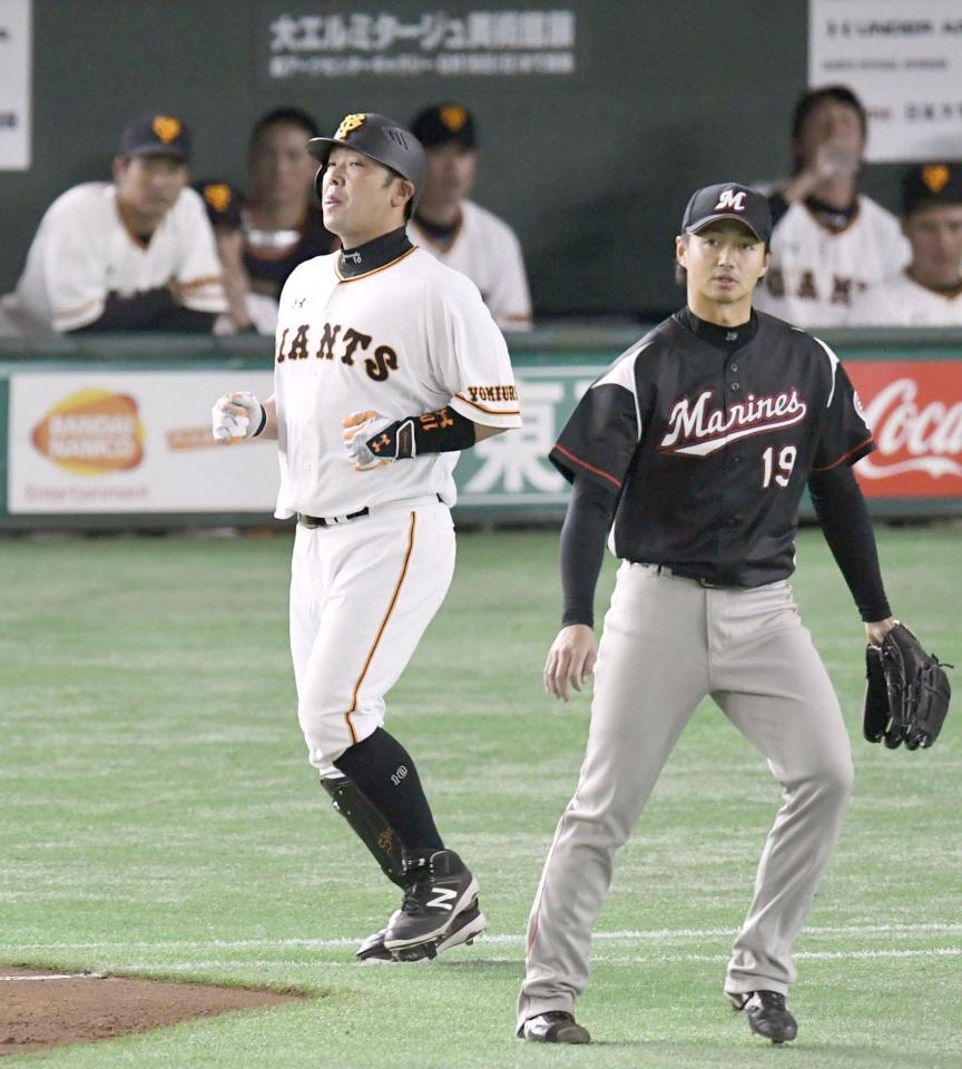 　１回、一ゴロに倒れた巨人・阿部。右はロッテ先発の唐川＝東京ドーム