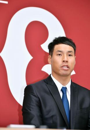 　球界復帰が決まり、記者会見する巨人の高木京介投手＝２７日午後、東京・大手町の球団事務所