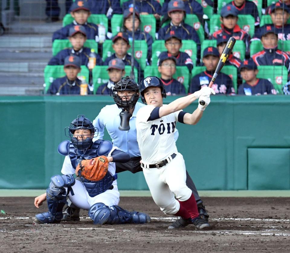 ８回大阪桐蔭、１死三塁、西島一波は勝ち越し三塁打を放つ＝甲子園球場