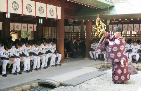 　必勝祈願する阪神の選手ら＝２８日、兵庫県西宮市の広田神社