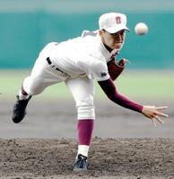 福岡大大濠対滋賀学園　引き分け再試合も投げ抜いた福岡大大濠・三浦銀二＝甲子園（撮影・山口登）
