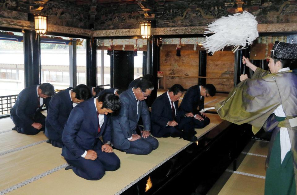 　必勝祈願を行う星野球団副会長（前列左から２人目）、梨田監督（同３人目）、銀次（手前）ら（代表撮影）