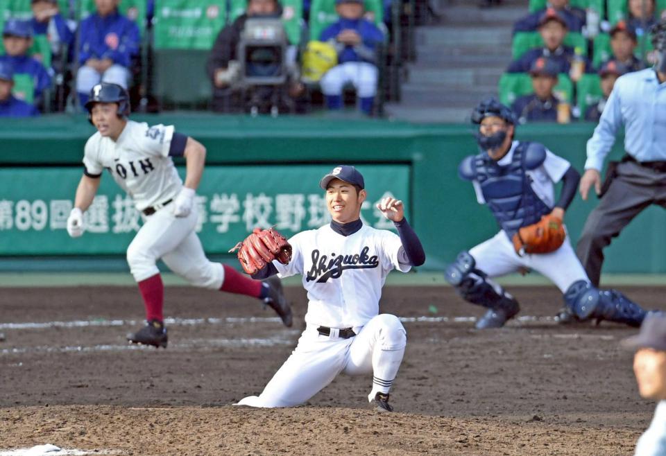 ８回、大阪桐蔭・西島に勝ち越し三塁打を打たれた静岡・池谷　